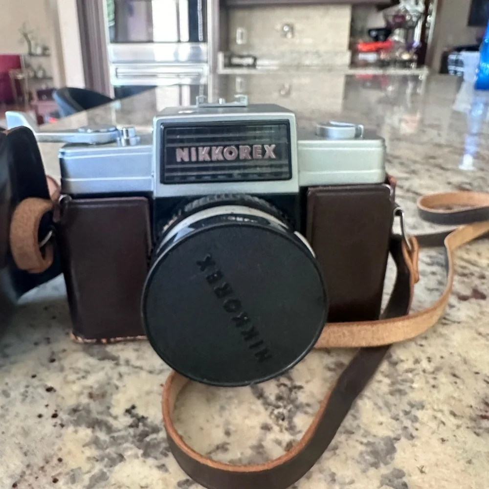 Vintage Nikon Nikkorex 35mm camera Nippon Kogaku 1:2. 5cm lens with leather case